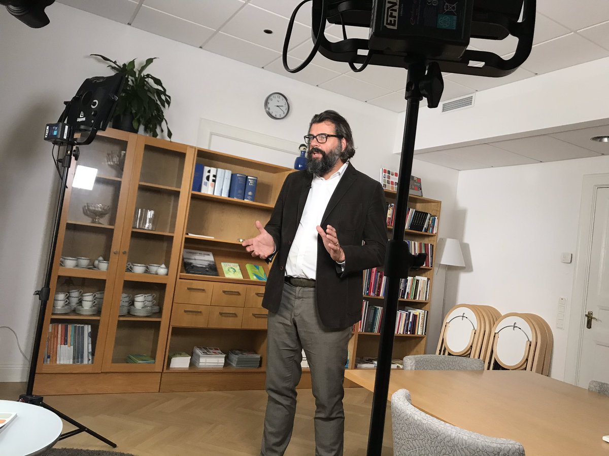 Fullt ös på kontoret idag! Nu förklarar <a href="/JFNordstrom/">Fredrik Nordström</a> det nya riskmåttet för räntefonder för <a href="/EFNTV/">EFN Ekonomikanalen</a>