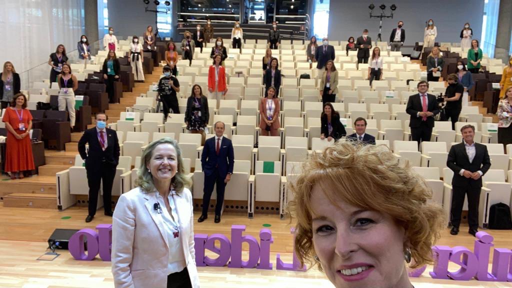 🙌 Comparto este selfie inspirador de la clausura de #MujeresyLiderazgo con ⁦<a href="/NadiaCalvino/">Nadia Calviño</a>⁩ y las #ChicasImparables al fondo 🤩

‼️Gracias a nuestros impulsores <a href="/agaramendil/">Antonio Garamendi</a> <a href="/ahuertasmejias/">Antonio Huertas</a>, Rami Aboukhair, <a href="/Fede_Linares1/">Fede Linares</a>

<a href="/CEOE_ES/">CEOE</a> <a href="/MAPFRE/">MAPFRE</a> <a href="/EY_Spain/">EY Spain</a> ⁦<a href="/santander_es/">Santander España</a>⁩