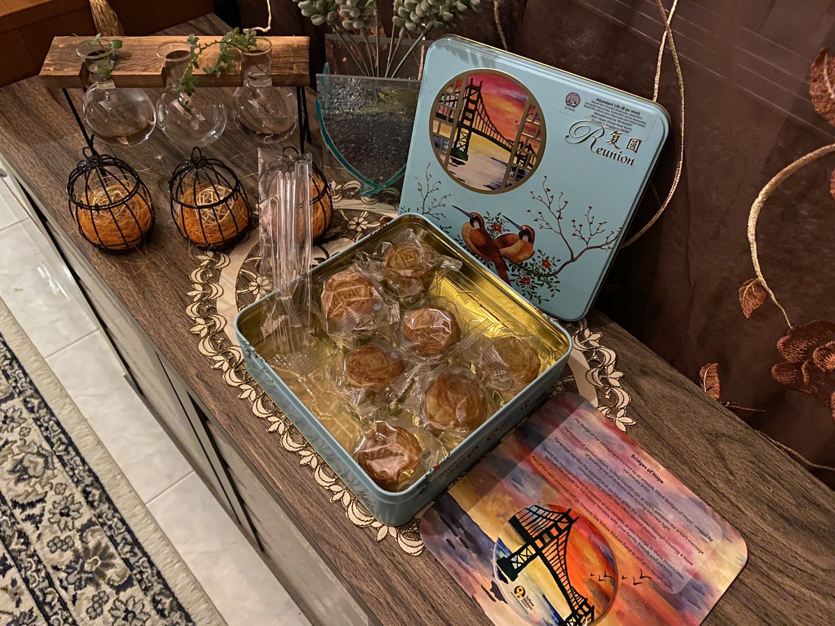 idaffiothman's tweet photo. Lovely mini cool-flavoured mooncakes made by inmates, housed in a beautiful tin container designed by a talented inmate as well.

These taste like hope. 🌹

#yellowribbonproject 

P.S: I finished a delicious cempedak-flavoured one while driving home, one minute after collecting! https://t.co/GkWCA0uvtn