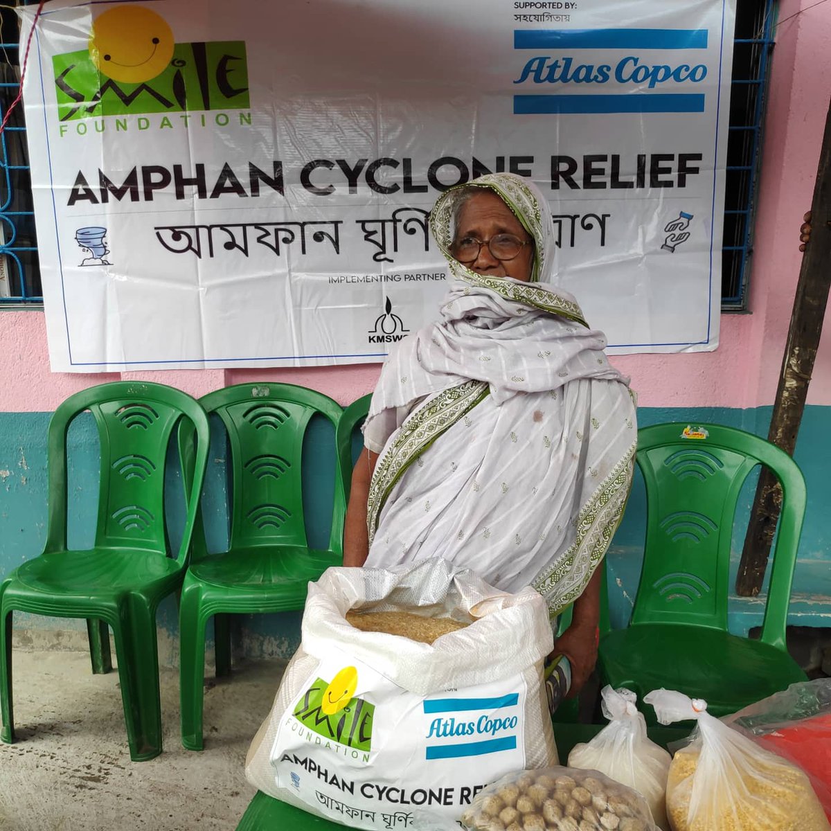 KankuraMasat's tweet photo. #KMSWS distributed #Amphune cyclone #relief https://t.co/etoY5RWCWJ Kulpi block recently. Supported by #smilefoundation https://t.co/lpKTamOFep
