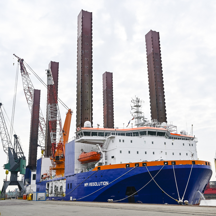Demob of the offshore vessel mv “MPI RESOLUTION” alongside the 730 metres quay of RHB Stevedoring Terminal Rotterdam. More information on rhb.nl

#VanOord #offshore #portofrotterdam #offshorewind #rhbstevedoring #rotterdam.