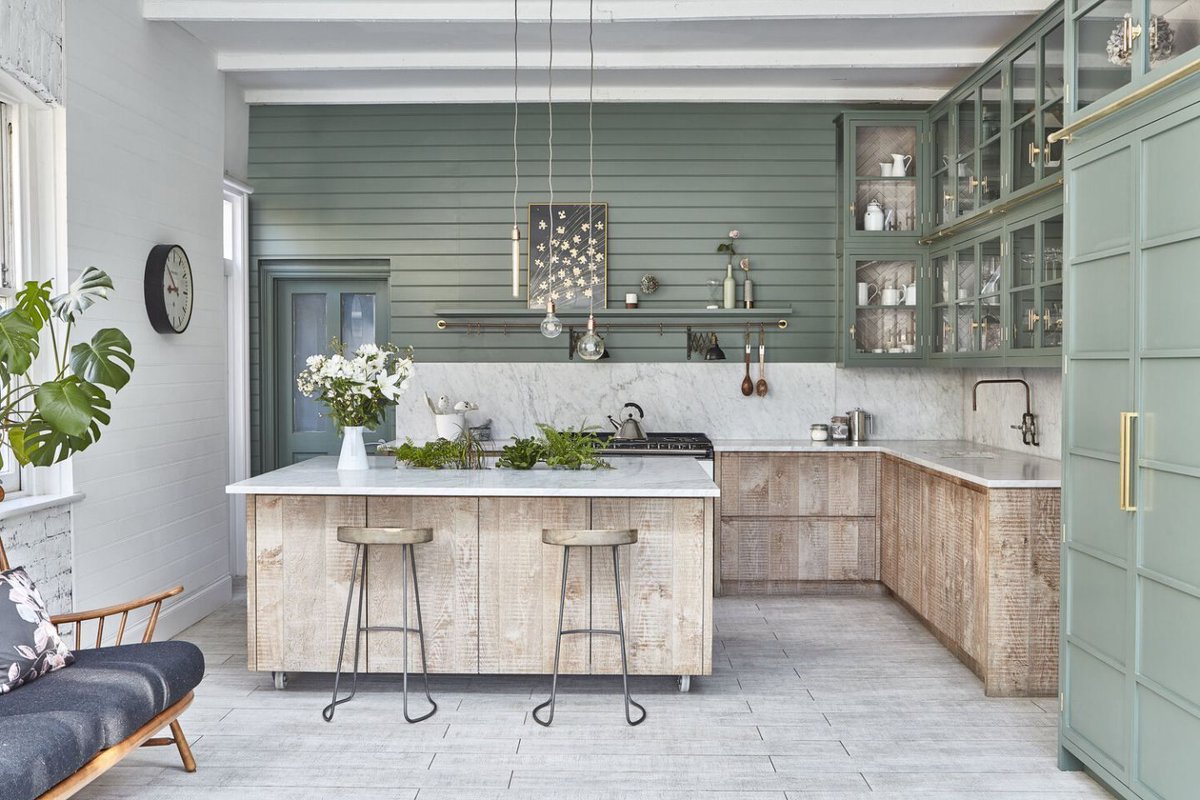 Urban rustic kitchens are a transitional design that merges the modern farmhouse style with the industrial aesthetic that is so popular right now. Check out some of the best from @blakesldn @deVOLKitchens and @themaincompany buff.ly/3gaORrL