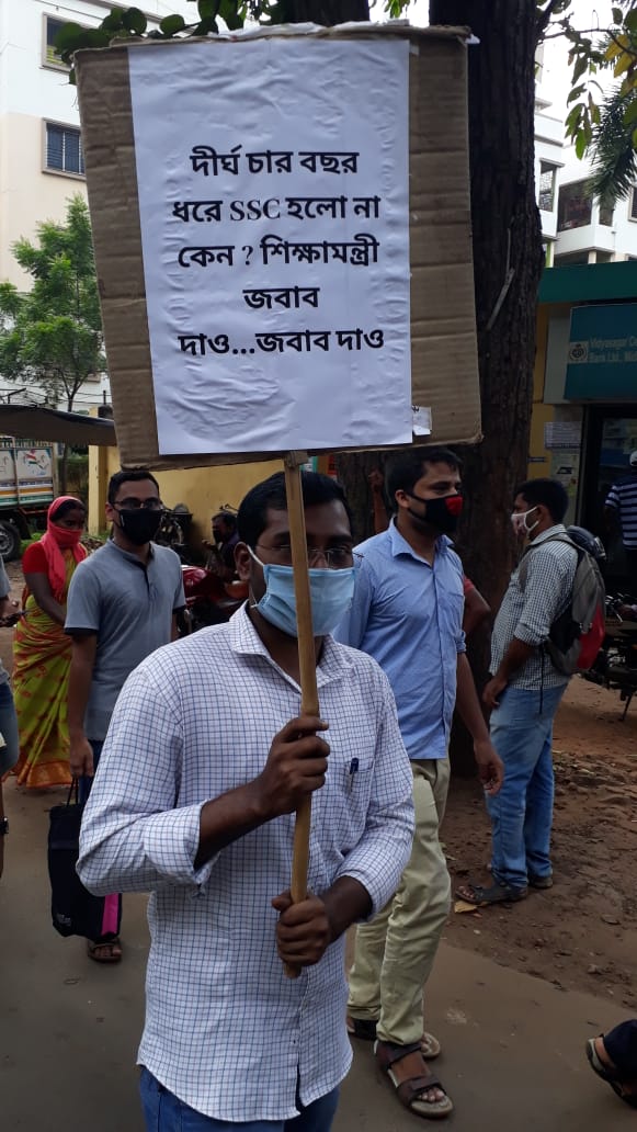 SouravMudli's tweet photo. বিগত 5 বছর ধরে পশ্চিমবঙ্গে SSC(নবম-দ্বাদশ 2nd SLST) তে নিয়োগ না হওয়ায় জেলায় জেলায় DM অফিসে অভিযান । আজকে ঝাড়গ্রাম রাজপথে শিক্ষিত বেকার যুবক যুবতীরা SSC র দাবীতে । https://t.co/GvYl6yjJ3A