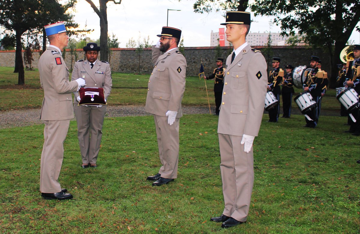 MusTrans35's tweet image. La @MusTrans35 a accueilli ce matin son nouveau chef de corps, le colonel Berthe de Pommery. Une cérémonie s'est déroulée en la présence d'une délégation du #COMMAT. À cette occasion, des médailles de la défense nationale ainsi que des lettres de félicitations ont été remises.