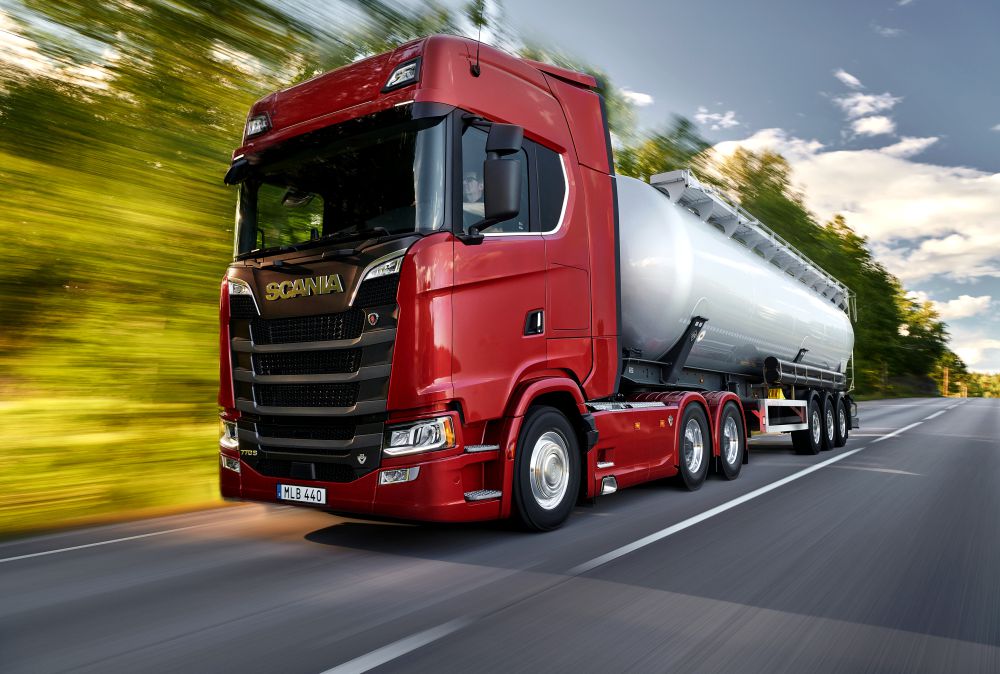PortalEstrada's tweet photo. Scania lança motor V8 com até 770 cv na Europa

A Scania superou a Volvo e passou a oferecer o caminhão produzido em série mais potente do mundo. Até então esse posto pertencia ao Volvo FH 16 750, com um motor de 16 L com potência de 750 cv.

https://t.co/bBmUCZRz6T https://t.co/zFxtYzH8GM