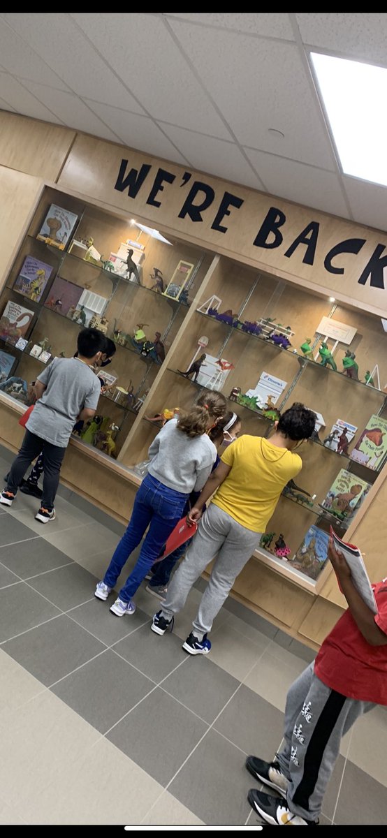 TDICOLA1's tweet photo. Yesterday our Grade 4’s used @dcadieux5’s fabulous dinosaur display case to reinforce newly acquired colour and number vocabulary @SACTVDSB #fslmatters #lovemyjob https://t.co/H8gvCmv2RZ