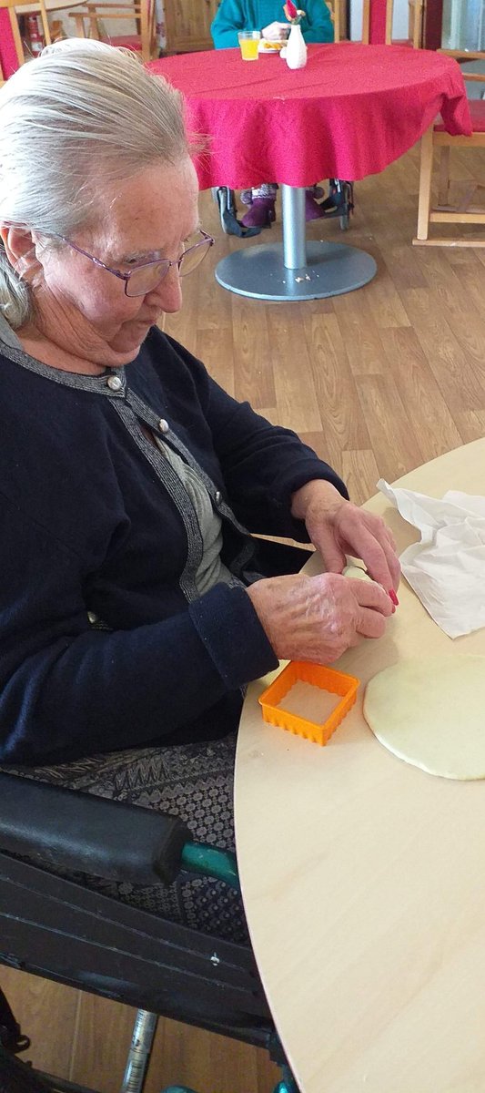 rashielee's tweet photo. Getting the feel of the dough this afternoon!
#sensory #memories #bakeoffday https://t.co/gBEiVO5Cua