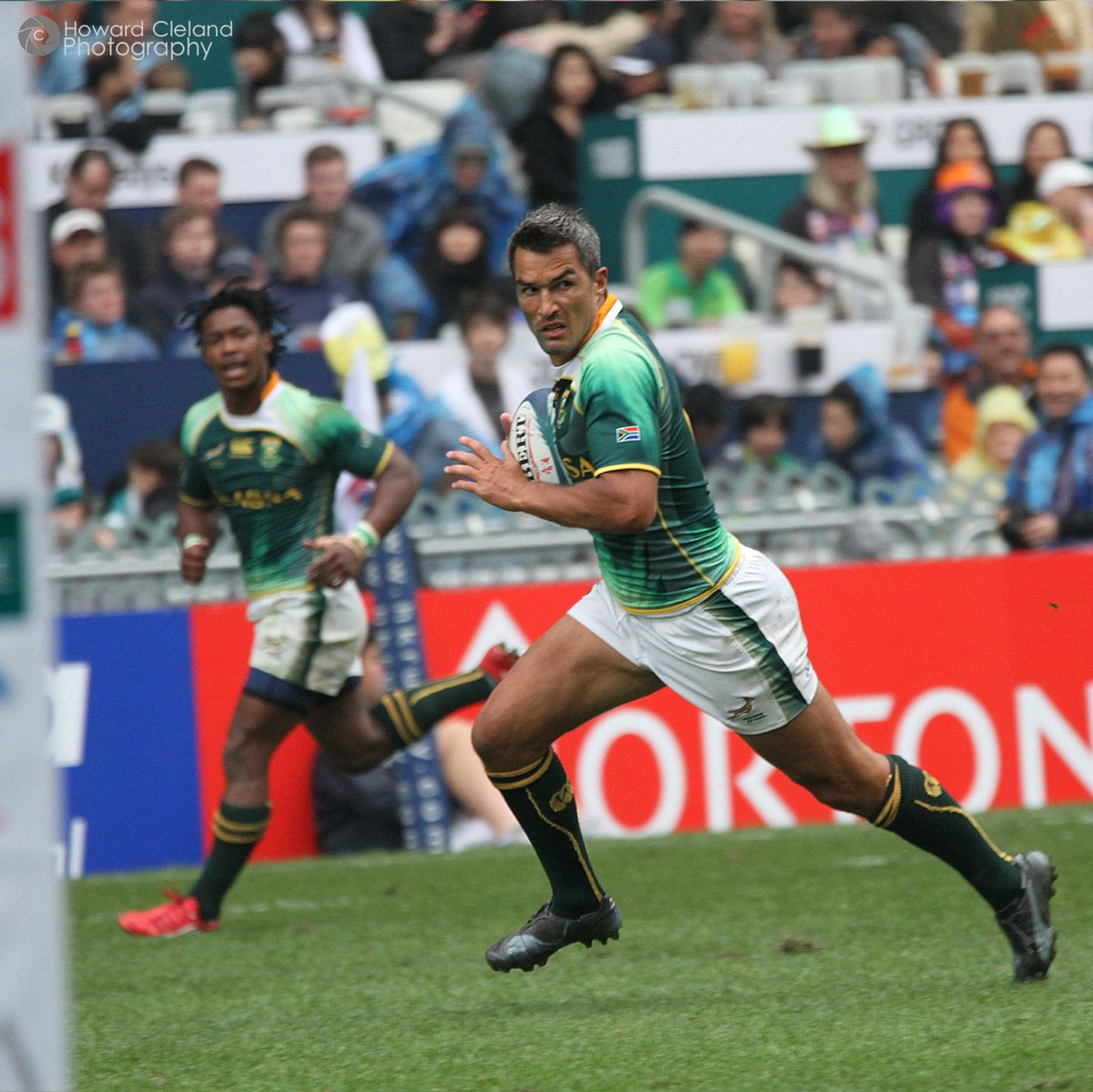 debracleland42's tweet photo. @Neil5Powell in full flight in his playing days. Hear more about his career as a player and now highly successful coach alongside @MariussSchoeman and @SiviweSoyizwapi at 8pm. Tickets to watch are free https://t.co/4OztjTsr5a 
#SARugbyLegends #sevensrugby #blitzbokke https://t.co/QcizXvRxWZ