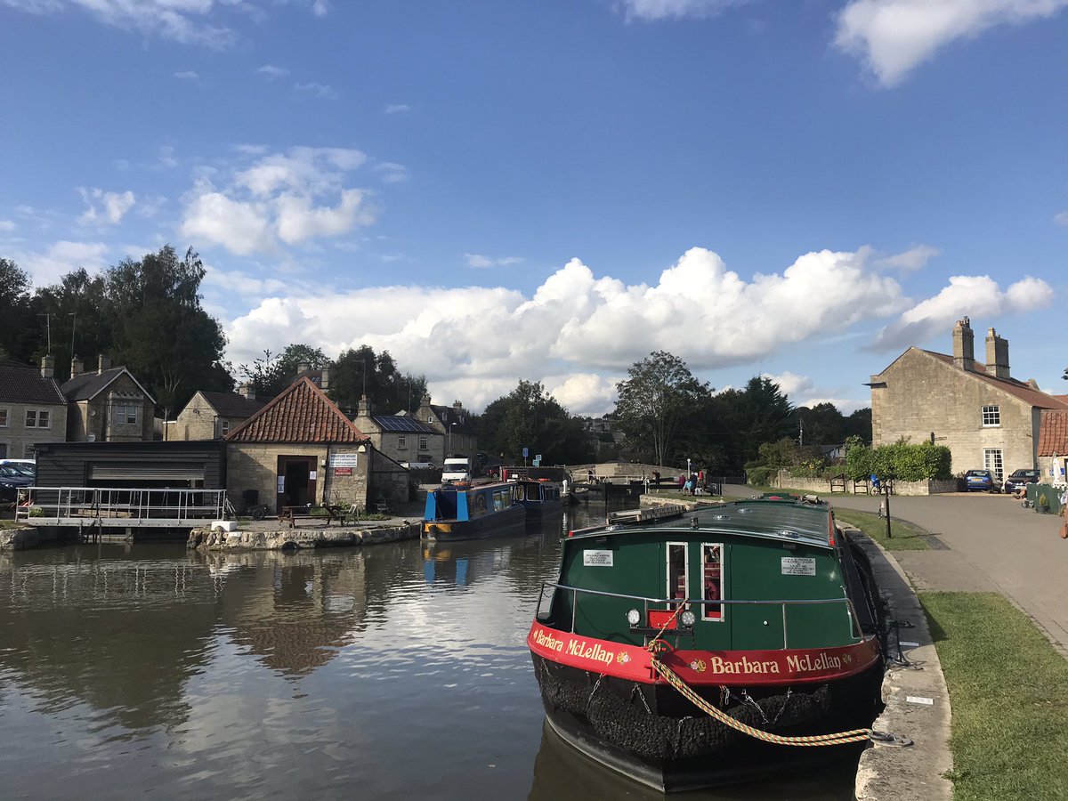 TheWessexRose's tweet image. Pleasantly surprised by the return of the sun today as we made our way to #Bradford_on_Avon where our guests enjoyed an afternoon visiting the town and #TitheBarn before returning to have #afternoontea on the roof deck! @ExploreBoA @VisitWiltshire #kennetandavoncanal #creamtea
