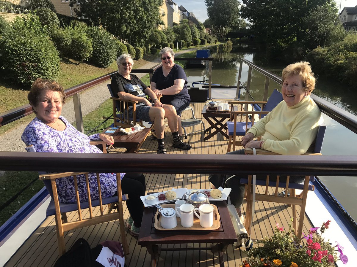 TheWessexRose's tweet image. Pleasantly surprised by the return of the sun today as we made our way to #Bradford_on_Avon where our guests enjoyed an afternoon visiting the town and #TitheBarn before returning to have #afternoontea on the roof deck! @ExploreBoA @VisitWiltshire #kennetandavoncanal #creamtea