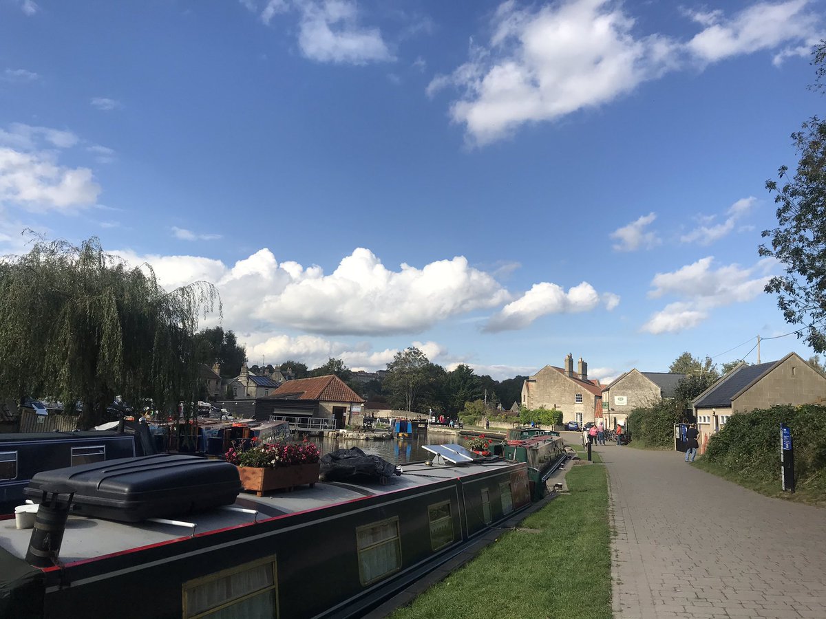 TheWessexRose's tweet image. Pleasantly surprised by the return of the sun today as we made our way to #Bradford_on_Avon where our guests enjoyed an afternoon visiting the town and #TitheBarn before returning to have #afternoontea on the roof deck! @ExploreBoA @VisitWiltshire #kennetandavoncanal #creamtea
