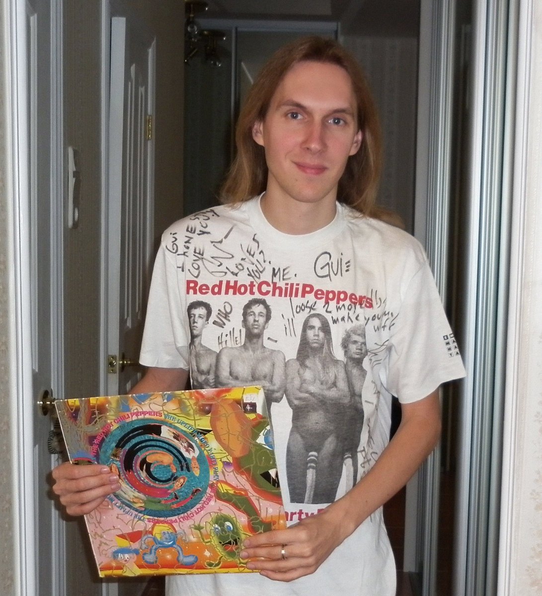 maxwantsback's tweet photo. Happy 33, The Uplift Mofo! We were born the same year! 1987 rocks! And here's original t-shirt signed by Hillel, Anthony and Jack Irons. @flea333 wrote some words but sadly didn't sign it. https://t.co/uEBtI1NHTV
