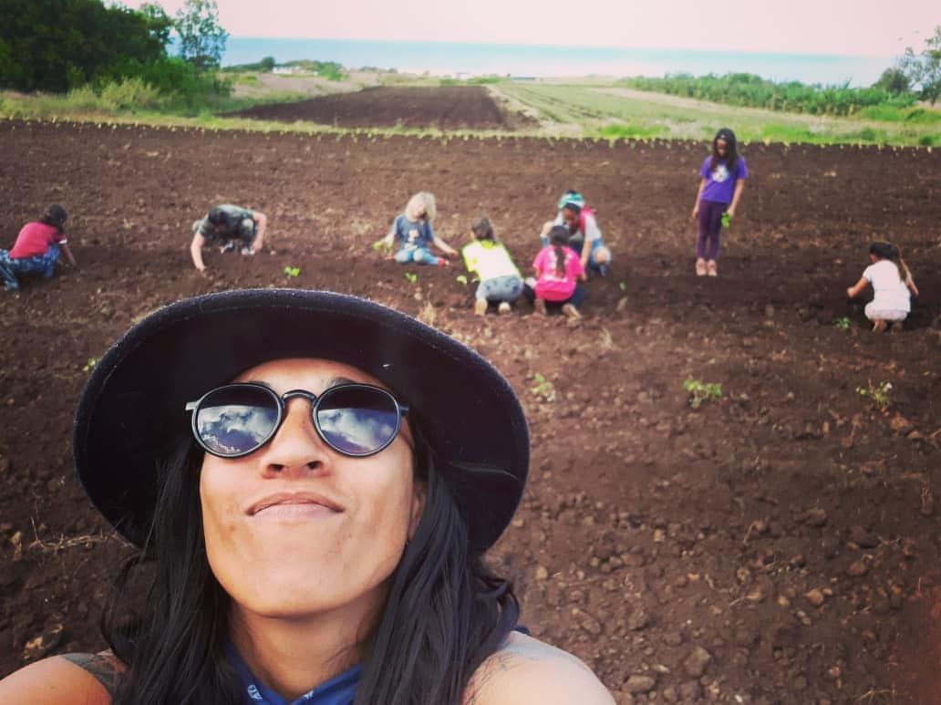 #TOKI #RapaNui es una ONG que trabaja por el resguardo #cultura, #social y #ecológico de #IslaDePascua. Aquí, nuestra profesora de disciplinas tradicionales, Sera Moulton, entregando su conocimiento a nuestros niños.