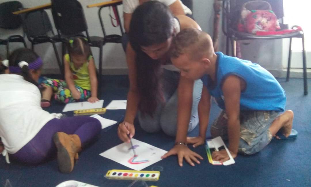 CairoOrtega's tweet photo. Recuerdos de mi participación en el #ProyectoSocial #artistsmakingchanges en #Romerillo. Enseñando a los niños de la comunidad el amor hacia las #artes. https://t.co/hRKJWZnebW