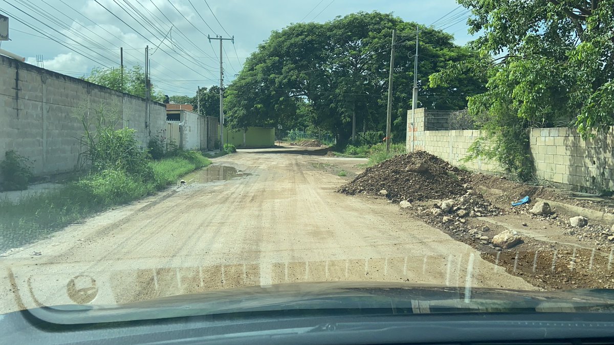 alexcondes's tweet photo. @AyuntaMerida @RenanBarrera @JAPAYOficial cuando vienen a terminar de reparar la calle que rompieron? Ya van 3 semanas de baches y lodo!! https://t.co/CRnddTulLf