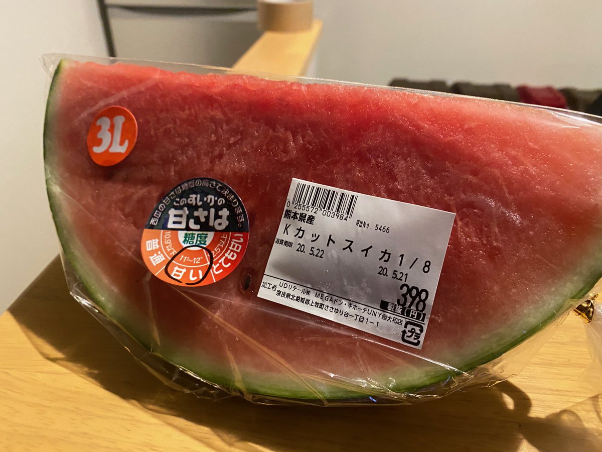 Speaking of seasonality, it& #39;s not summer until it& #39;s suika (watermelon) season. You can find a watermelon-flavored-anything in July