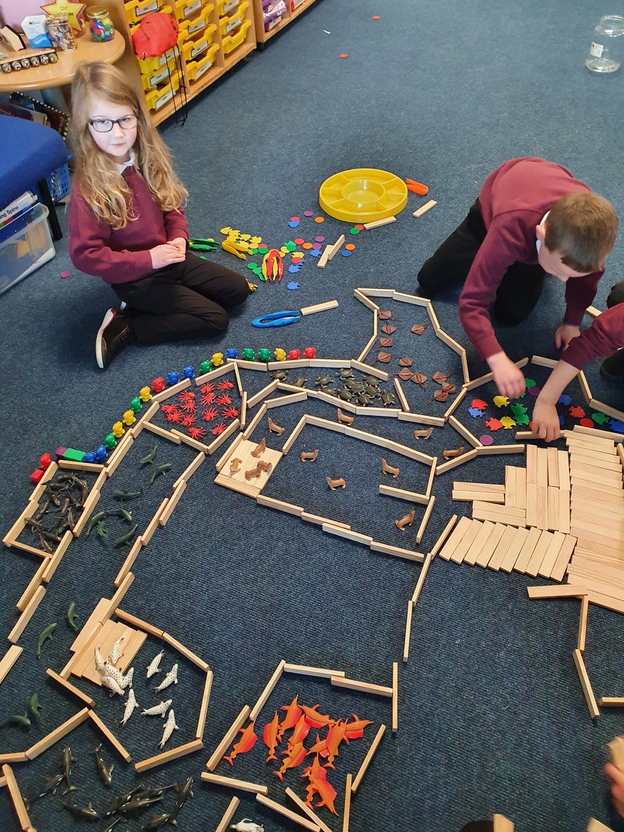 MrsH_84's tweet image. Today we had an aquarium @DrakiesPS with a cafe!Heard a child say "without food they won't survive" so they started 'feeding' the animals. Some animals escaped but luckily the park keepers got them back. Could listen to these children all day! #play #probsolving #play4p1 #kapla
