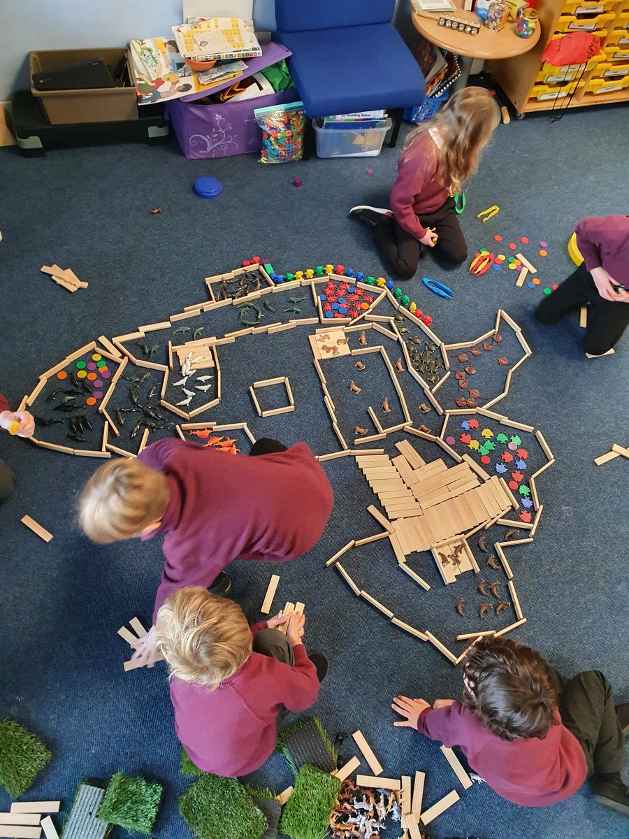 MrsH_84's tweet image. Today we had an aquarium @DrakiesPS with a cafe!Heard a child say "without food they won't survive" so they started 'feeding' the animals. Some animals escaped but luckily the park keepers got them back. Could listen to these children all day! #play #probsolving #play4p1 #kapla