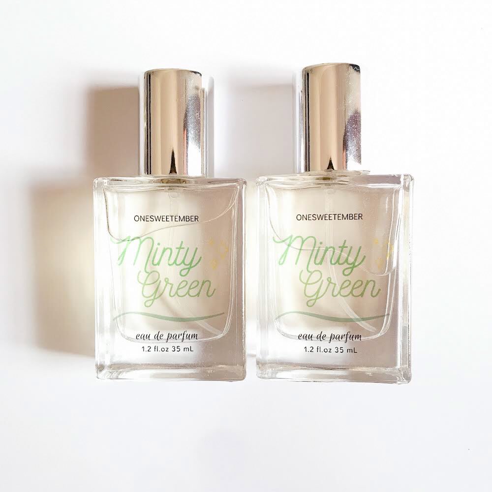 ONESWEETEMBER's tweet photo. READY STOCK✨
Premium Parfum ONESWEETEMBER

* Sweet Vanilla 🧁 (Best Seller)
* Cutie Baby 👶🏻
* Fruity Berry 🍒
* Bubble Gummy 🍭
* Cooling Fresh ❄️
* Minty Green 🌱 (Best Seller)
* Peachy Blush🍑
* Lemon Kiss 🍋

Harga: IDR 55.000 / pcs
Shopee: https://t.co/rh2xUUmcXm https://t.co/maAK0PPUsc