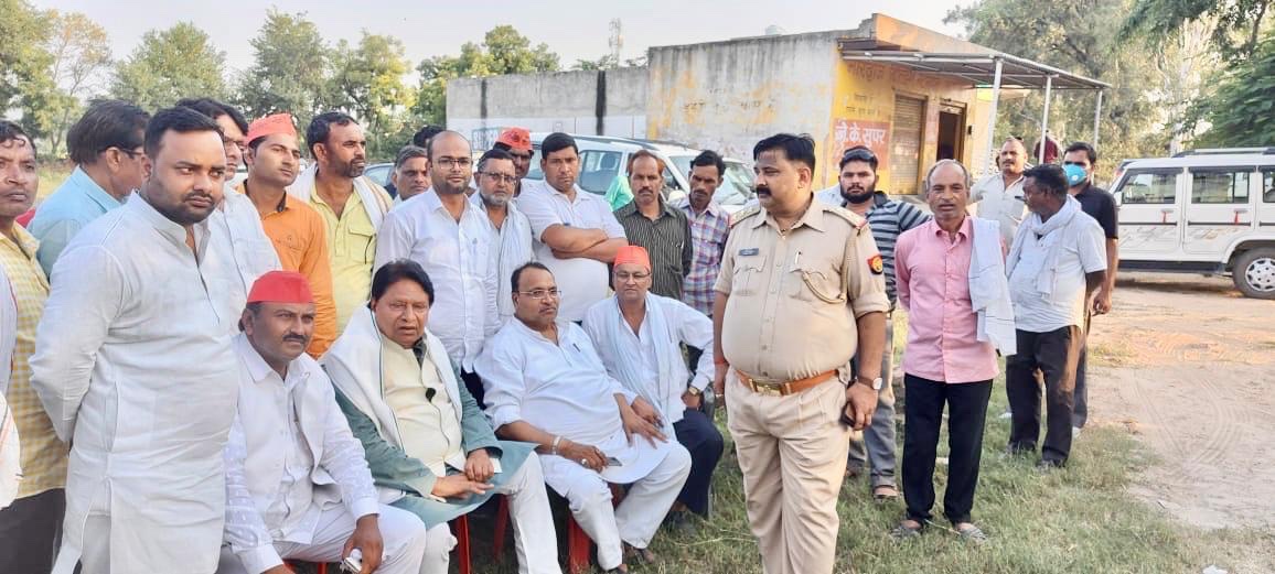 samajwadiparty's tweet photo. हाथरस में हैवानियत का शिकार हुई मृत बेटी के शोकाकुल परिजनों से संवेदना जताने जा रहे सपा के प्रतिनिधिमंडल को पुलिस द्वारा जबरन रोकना लोकतंत्र की हत्या है। 

अत्यंत कष्ट की इस घड़ी में पीड़ित परिवार के साथ न्याय संघर्ष में कंधे से कंधा मिला खड़े हैं समाजवादी। https://t.co/XKHd5PvwEy