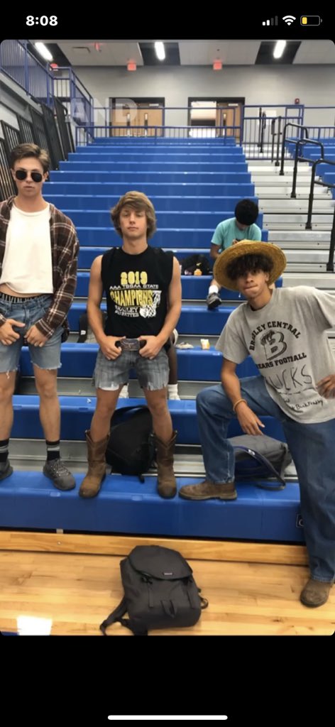 ik your not talking Glizzy King you take videos with wieners.... and here is the rest of the shirt #BuckFradley