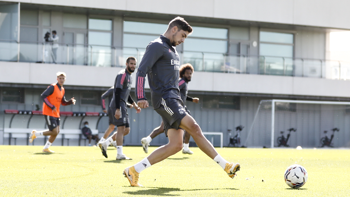 realmadridarab's tweet photo. 🔜💪جاهزون لمواجهة الغد @realvalladolidE! 
💥@raphaelvarane
🧤@thibautcourtois
💨@edermilitao
⚡@fedeevalverde
#RMCity | #هلا_مدريد https://t.co/QXVC5NKDNV