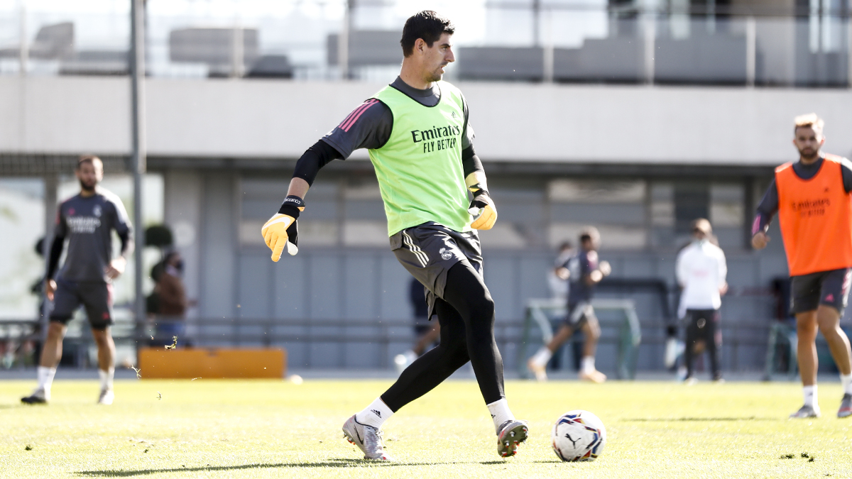 realmadridarab's tweet photo. 🔜💪جاهزون لمواجهة الغد @realvalladolidE! 
💥@raphaelvarane
🧤@thibautcourtois
💨@edermilitao
⚡@fedeevalverde
#RMCity | #هلا_مدريد https://t.co/QXVC5NKDNV