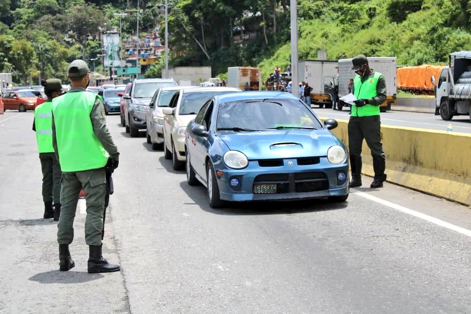 🇻🇪 En esta semana de Cuarentena Radical, bajo la guía y estrategia del #CEOFANB, la #GNB, a través de sus Comandos de Zona y Destacamentos, permanecen desplegados las 24 horas del día, resguardando la integridad y seguridad de los venezolanos #UnidadPatriotaAnteELBloqueo #29Sep https://t.co/s9ta95hWgm