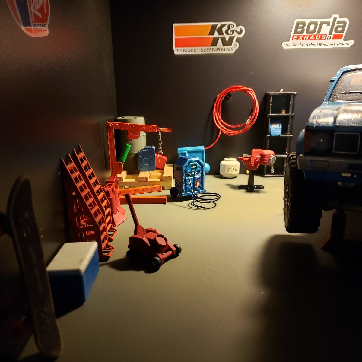 The3Daddict's tweet photo. I keep making more mini garage stuff, now an arc welder! #rccars #rchobbies #scaledetails #scalegarage #rcaddict https://t.co/NDU7ImeDRl