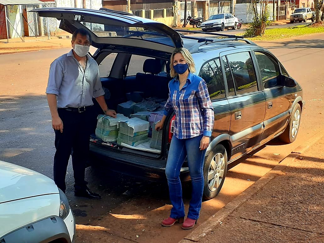 #Hoy entregamos Cuadernillos "Seguimos Educando" a las directoras de NENI <a href="/nancy_jara1/">Nancy Jara</a> <a href="/normacuquejo/">Norma Cuquejo</a> <a href="/jalbertogalarza/">Juan Alberto Galarza</a> <a href="/cjdechat/">Christian Dechat</a> <a href="/grillo141/">Ruben Dario</a> 
Seguimos trabajando por nuestros niños. Secretaría Escolar Zona II. 
<a href="/CristinaFretes4/">Cristina Fretes</a> <a href="/chekielon/">Ezequiel Barroso</a>