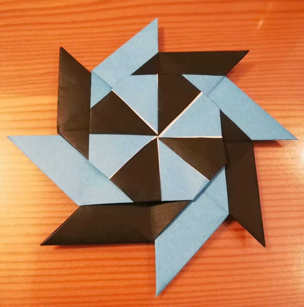 トモエ 幼稚園では手裏剣が流行ってるとのことで ちょっと変形した手裏剣 をお友達と交換して持って帰ってきた息子が ママはこういうの 作れないでしょ と言うので ママのテクでいちばんヤベェ手裏剣を作ってやるぜ 見てな つっていま作った