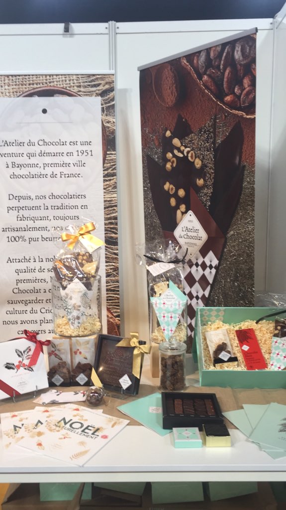 Atelierduchoco's tweet photo. Un îlot de #gourmandise vous attends au #SalonsCE de @ParisLaDefArena 🍫. Retrouvez-nous au stand C036🧑🏻🍳! 👋🏻 Les équipes de #ParisLaDéfenseArena, une pause goûter au pur beurre de #cacao ? 😋 #atelierduchocolat #cadeaudaffaire #noel2020 #MadeinFrance #chocolat #noel #Bayonne https://t.co/tOxRV2MSBX