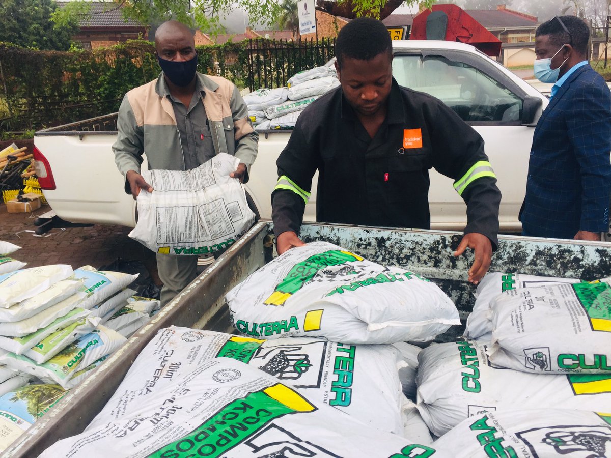 agro_of's tweet photo. Great day at Department of Agriculture Limpopo as Agro Dealers leadership received COVID19 response supporting youth and Women Agro Dealers https://t.co/MFstoVuqGn