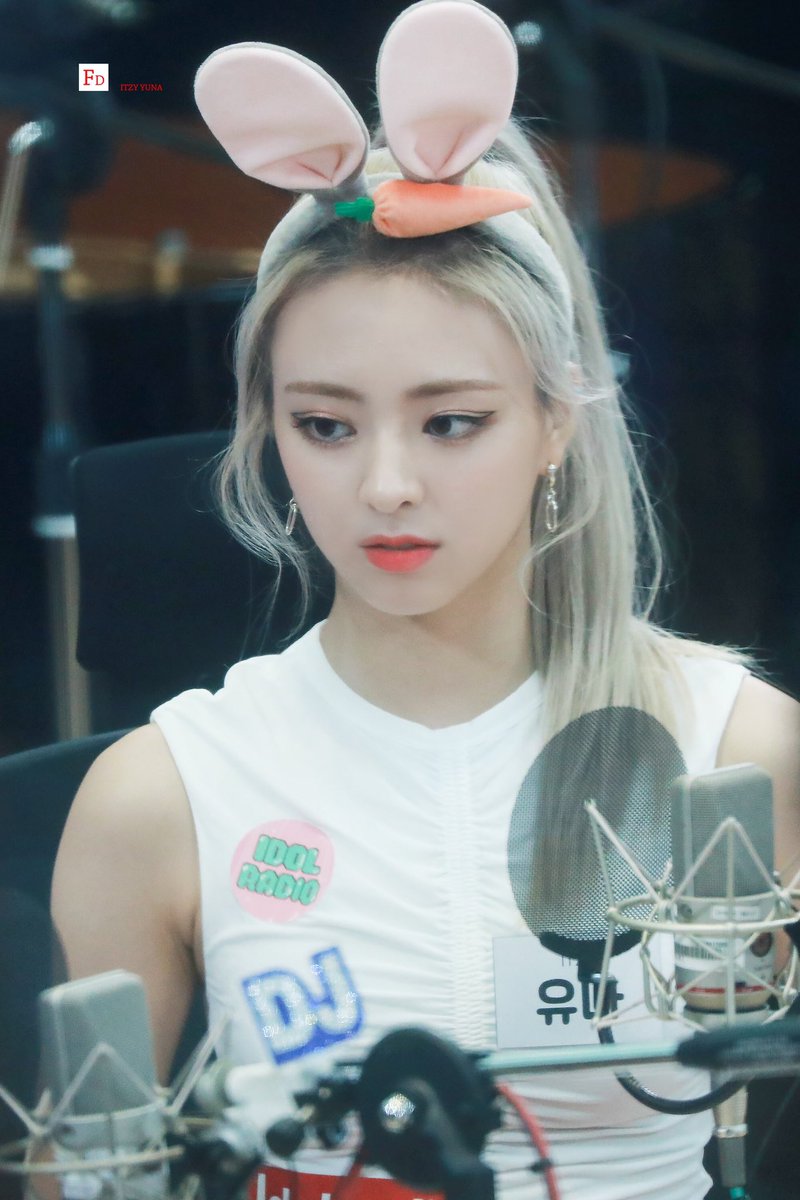 fourthself's tweet image. (cont.) Apa serunya? Dapat pengalaman baru, kayak ... gimana sih cara mendalami karakter, bisa nangis padahal enggak beneran ngalamin apa yang dialami si Jasmine, sampai lihat teman kesurupan betulan di depan mata tuh ... menarik.”

ㅤㅤMedeia mengetuk-ngetuk meja; berpikir.
ㅤ