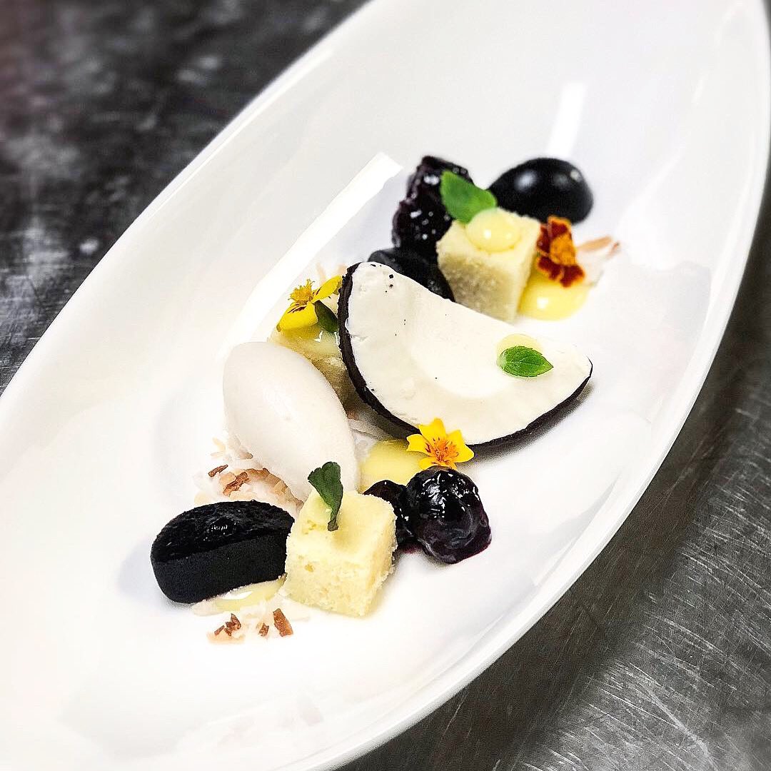jordan_pilarski's tweet photo. Coconut 🥥, lemon 🍋, blueberry #platedpics #plateddessert https://t.co/P05Gc7qt12