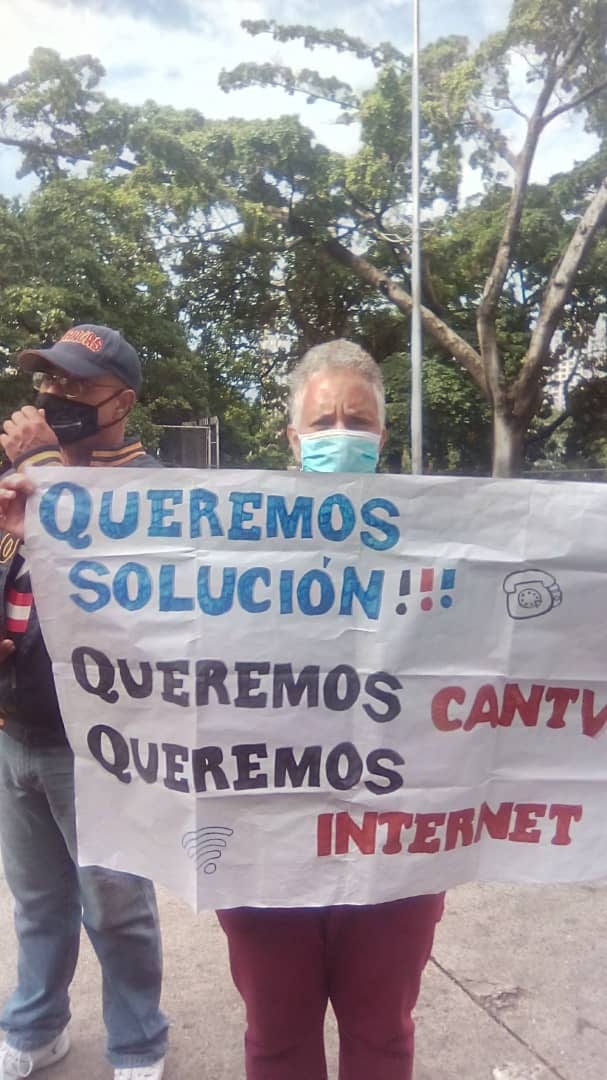 ReporteYa's tweet photo. #29Sep #Caracas
@CarlosJRojas13: A las 8:50am, vecinos de #AvAndrésBello,  #PintoSalinas, #SantaRosa, #PedroCamejo, #Sarria y la parroquia #ElRecreo, en plena #cuarentenaradical, protestan en @ContactoCantv, tienen meses sin #internet #Aba y linea fija. https://t.co/PsPL6bwQ8T