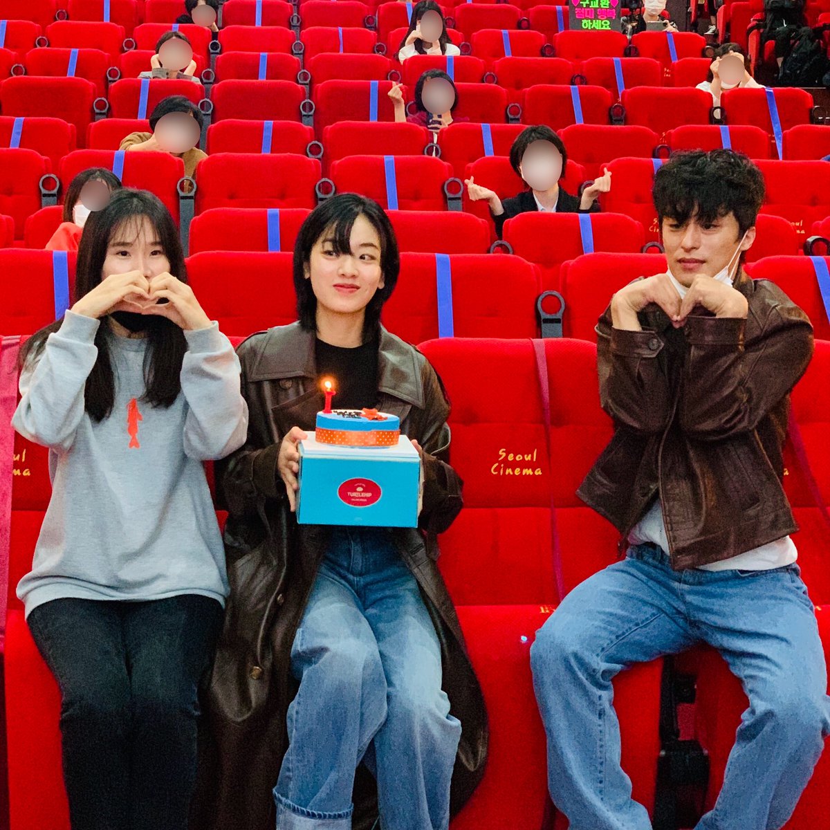 아트나인에서 인디스페이스로 이어진 #메기 생일 주간이 메기떼분들의 뜨거운 사랑 속에 마무리 되었습니다🐟 1년이 지난 지금까지 함께해주셔서 감사합니다! 메기💙메기떼 포에버!