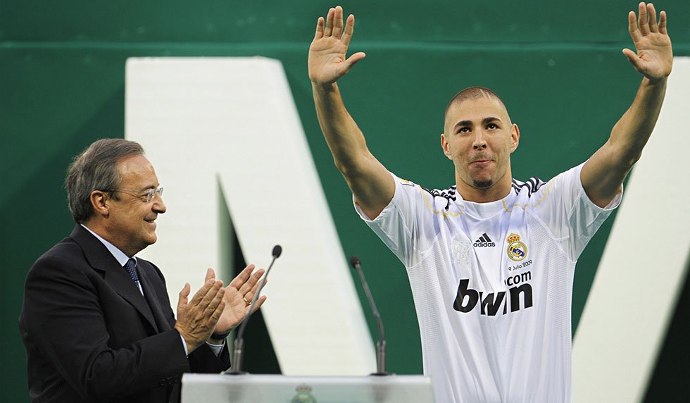 2009, l'année où tout à commencer. Florentino Perez, le Président de la Casa Blanca, présente au Santiago Bernabeu ses 2 nouveaux cracks, Cristiano Ronaldo et Karim Benzema.