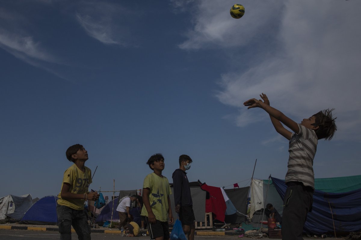 FundacioFCB's tweet photo. Three weeks after the #Moria fire in Lesbos, 8,500 people live in a new refugee camp where they do not have showers, electricity or clean water.
Just under half are minors.
#BarçaFoundationForRefugees #NoChildOffside https://t.co/bxUEFp5CKQ