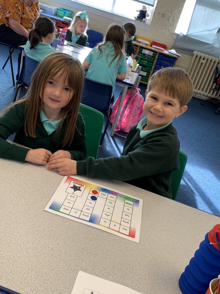 StMarysPS14's tweet image. Primary 2b love a board game! 🎲 

#literacyisfun #commonwords #learningtogether