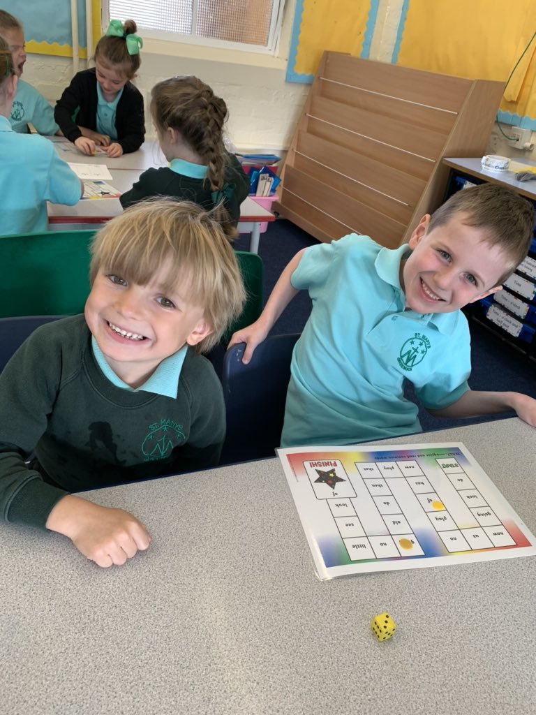StMarysPS14's tweet image. Primary 2b love a board game! 🎲 

#literacyisfun #commonwords #learningtogether