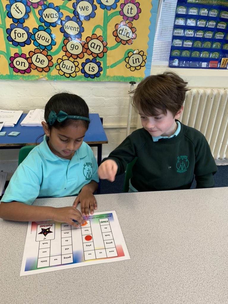 StMarysPS14's tweet image. Primary 2b love a board game! 🎲 

#literacyisfun #commonwords #learningtogether