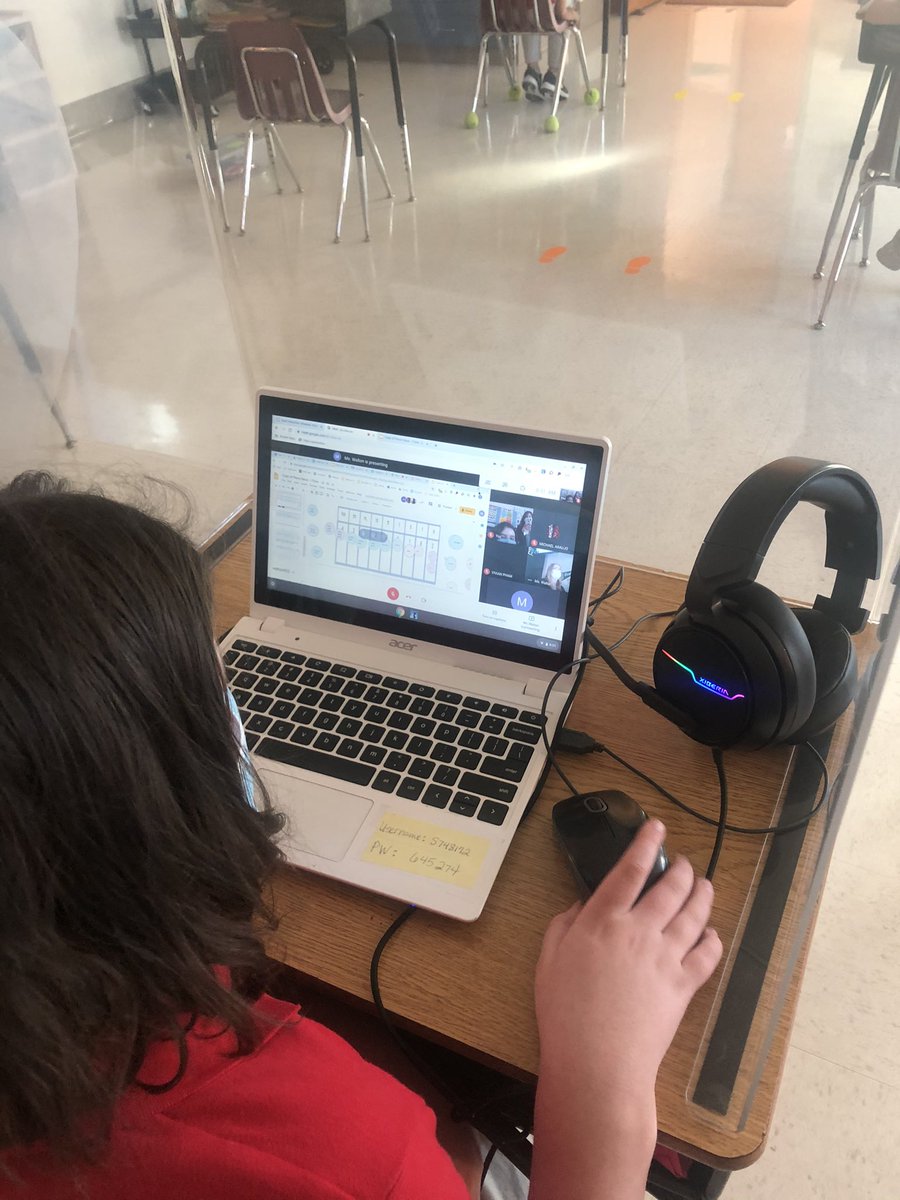 JurriesJennifer's tweet photo. Shout out to our Ms. Walton on fabulous interactive F2F and virtual small group learning! @gisd_iteam @Lister_Lions Our little Lions love this digital way of collaboration. https://t.co/BPV7klu1B3