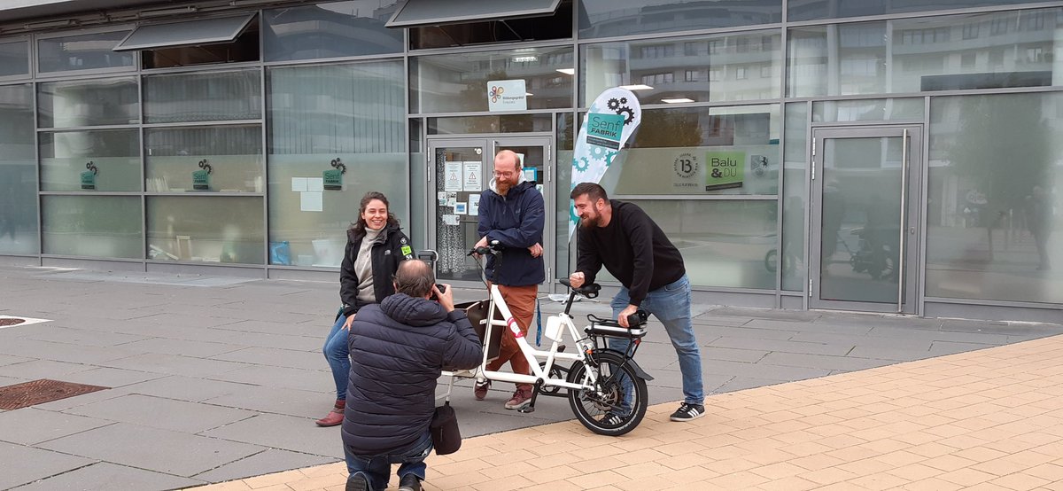 Cool, das Fotoshooting für das neue 
#SmarterTogether #Grätzelrad in der @Senffabrik Elf. S tartet in Bälde auf grätzelrad.wien gemeinsam mit #Mobilitätsagentur, Balu&amp;Du und #Sycube. Am Franz-Haas Platz in den ehem. Mautner-Markhof-Gründen in #Simmering! <a href="/SmarterH2020/">Smarter Together</a>
