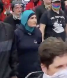 3/8These are recent pictures of  #LindaSarsour in a mob protesting  #BreonnaTaylor grand jury decision in Louisville last weekend. Slide four is Sarsour inciting the mob to rise up.