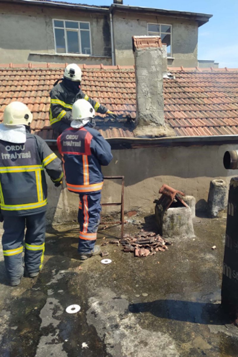 OrduBBld's tweet photo. İtfaiye Dairesi Başkanlığımız tarafından yapılan açıklamada, temizletilmeyen bacaların can kaybı riskini ortaya çıkardığına dikkat çekildi. Vatandaşlarımıza havaların soğumasını beklemeden, mutlaka bacalarını temizletmesi ve kontrol ettirmesi yönünde uyarı yapıldı. https://t.co/b4gnKK9E6H
