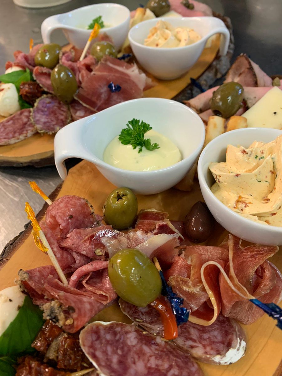 maesstede's tweet photo. Prachtige zomerse mooie dag afgelopen zaterdag met huwelijk aan het water. #huwelijk #bruiloft #catering #Maesstede #cateringoplocatie #Coronaproof #COVID19 #Trouwen2020 https://t.co/bfKZyaNnTu