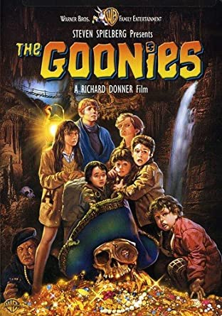 TOchenteros's tweet photo. No es coincidencia que el título de #TheGoonies use los mismos colores que Indiana Jones.  En otras noticias, Charlize Theron cabeza rapada sigue 🔥🔥🔥

Nuevo episodio disponible:

https://t.co/d99Q5VfJd0 https://t.co/ophZlV51oR