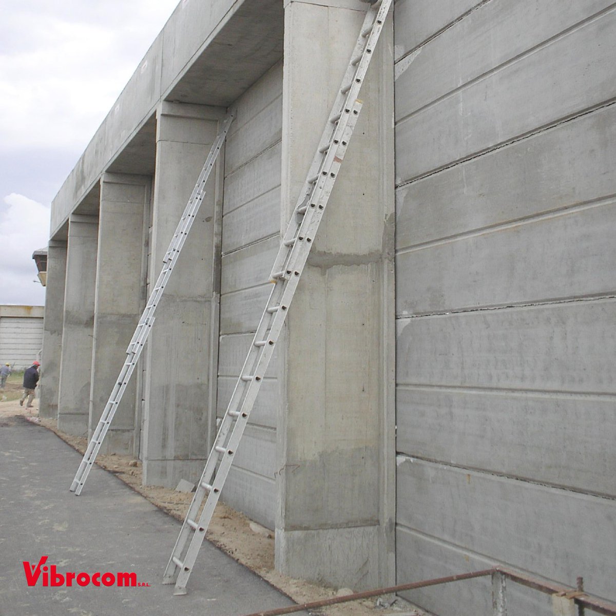 Vibrocomsrl's tweet photo. ▪ Infraestructura penitenciaria
✅ Muros de ronda con cerramiento de hormigón premoldeado y vigas pasarela premoldeadas
📲  Escribinos por WhatsApp o llamanos al 11 5894 1761 / 11 5420 3448 / 11 3865 4537
✉️ info@vibrocom.com
🌐 https://t.co/0tHsDXaTkr

#SomosVibrocom https://t.co/Frkt91V9pC