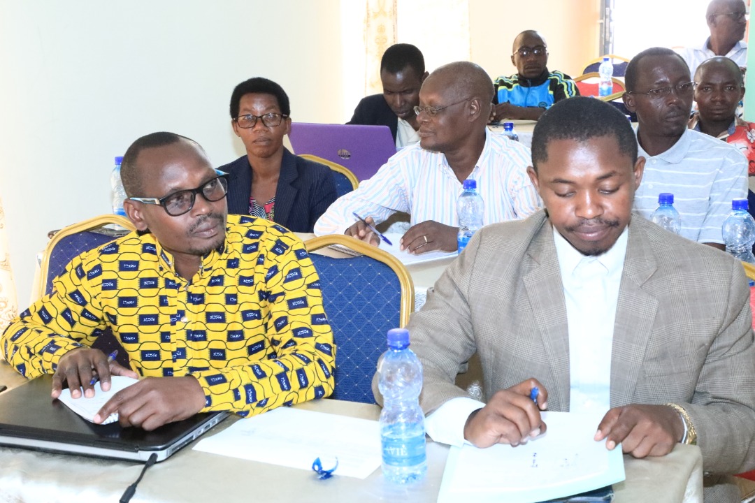 Ce mardi 29 septembre 2020, le Secrétaire Permanent au <a href="/BMineagrie/">BURUNDI/MINEAGRIE</a> Mr.NDORIMANA Emmanuel et président de la commission semencière a procédé à l'ouverture d'une réunion d'échanges à <a href="/Gitega/">Province Gitega</a> pour une bonne organisation de la filière semencière <a href="/BMineagrie/">BURUNDI/MINEAGRIE</a> <a href="/BurundiGov/">Primature de la République du Burundi</a>